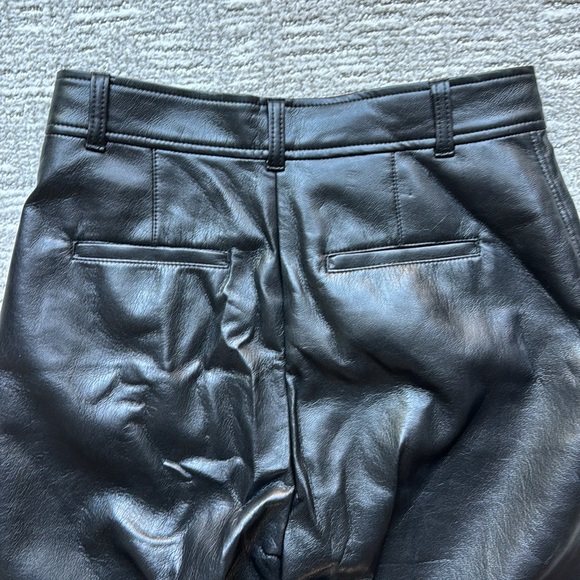 Aritzia Command Cropped Pant, black, size 6 - Picture 8 of 9